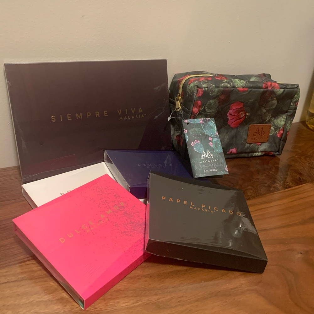 Macaría palettes and make up bag bundle